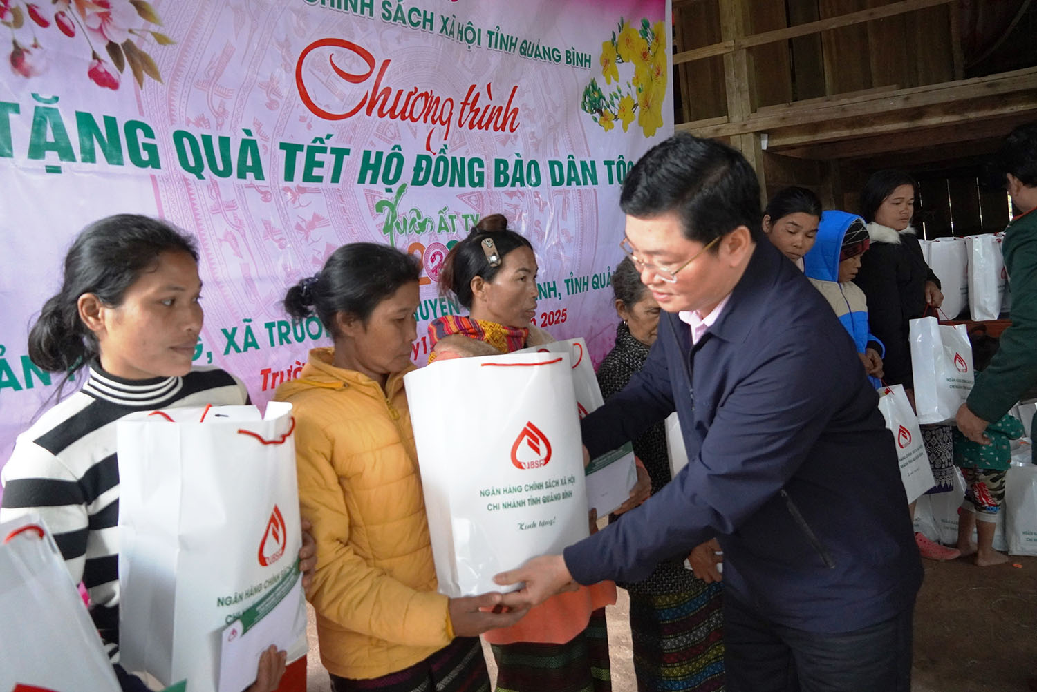 Chương trình an sinh xã hội "Tết vì người nghèo"