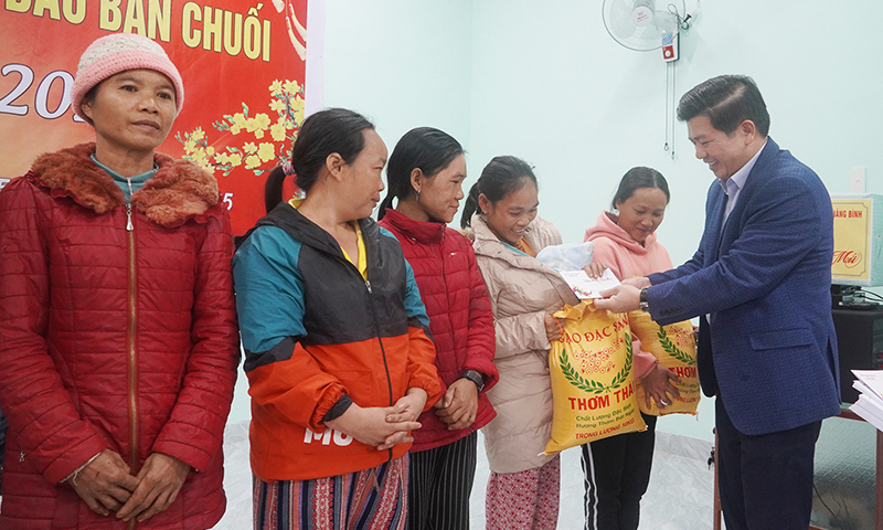 Đồng chí Trưởng ban Tổ chức Tỉnh ủy thăm, tặng quà người dân bản Chuối