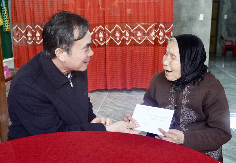 Đồng chí Trưởng ban Nội chính Tỉnh ủy thăm, chúc Tết các gia đình chính sách