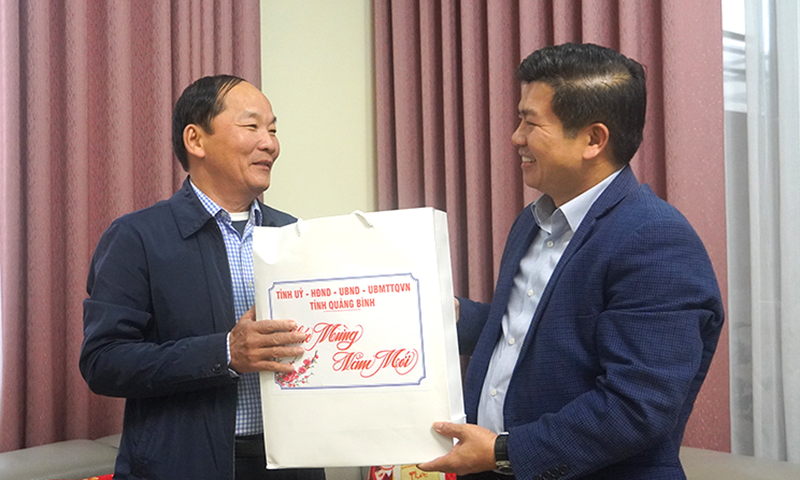 Lãnh đạo tỉnh thăm, chúc Tết các đồng chí nguyên lãnh đạo tỉnh và gia đình chính sách