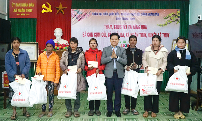 Lãnh đạo tỉnh thăm, tặng quà Tết đồng bào dân tộc thiểu số