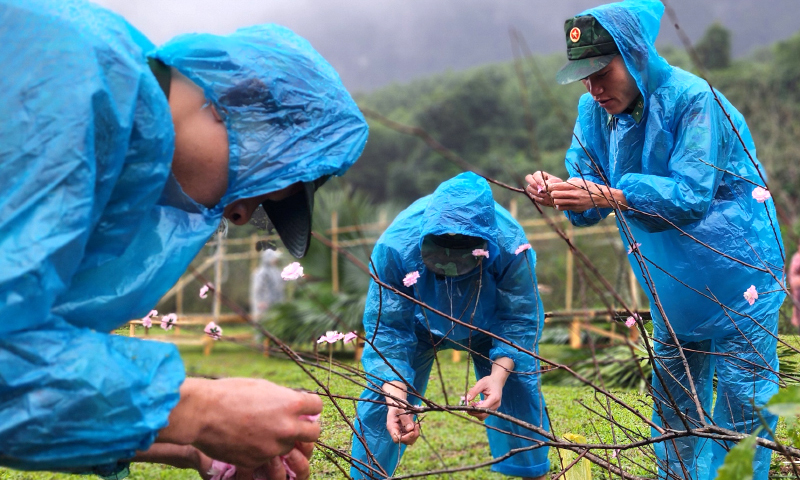 Đưa Tết ấm lên bản