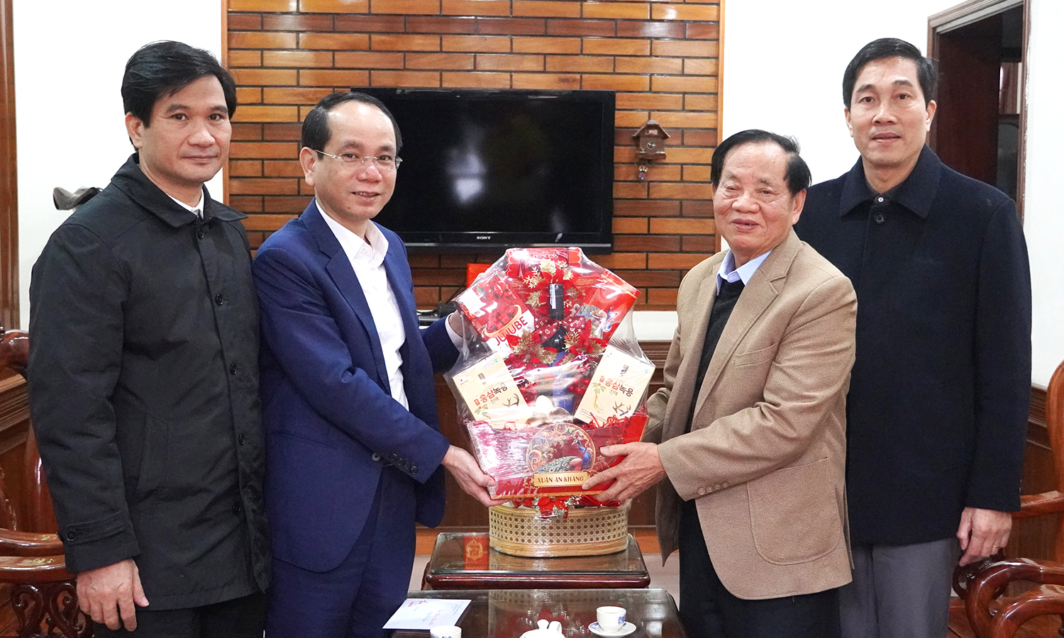 Lãnh đạo tỉnh thăm, chúc Tết gia đình các đồng chí nguyên lãnh đạo tỉnh, đảng viên lão thành và gia đình chính sách