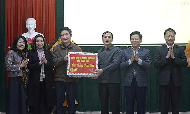 Lãnh đạo tỉnh tặng quà Tết cho hộ nghèo ở xã Lộc Thủy