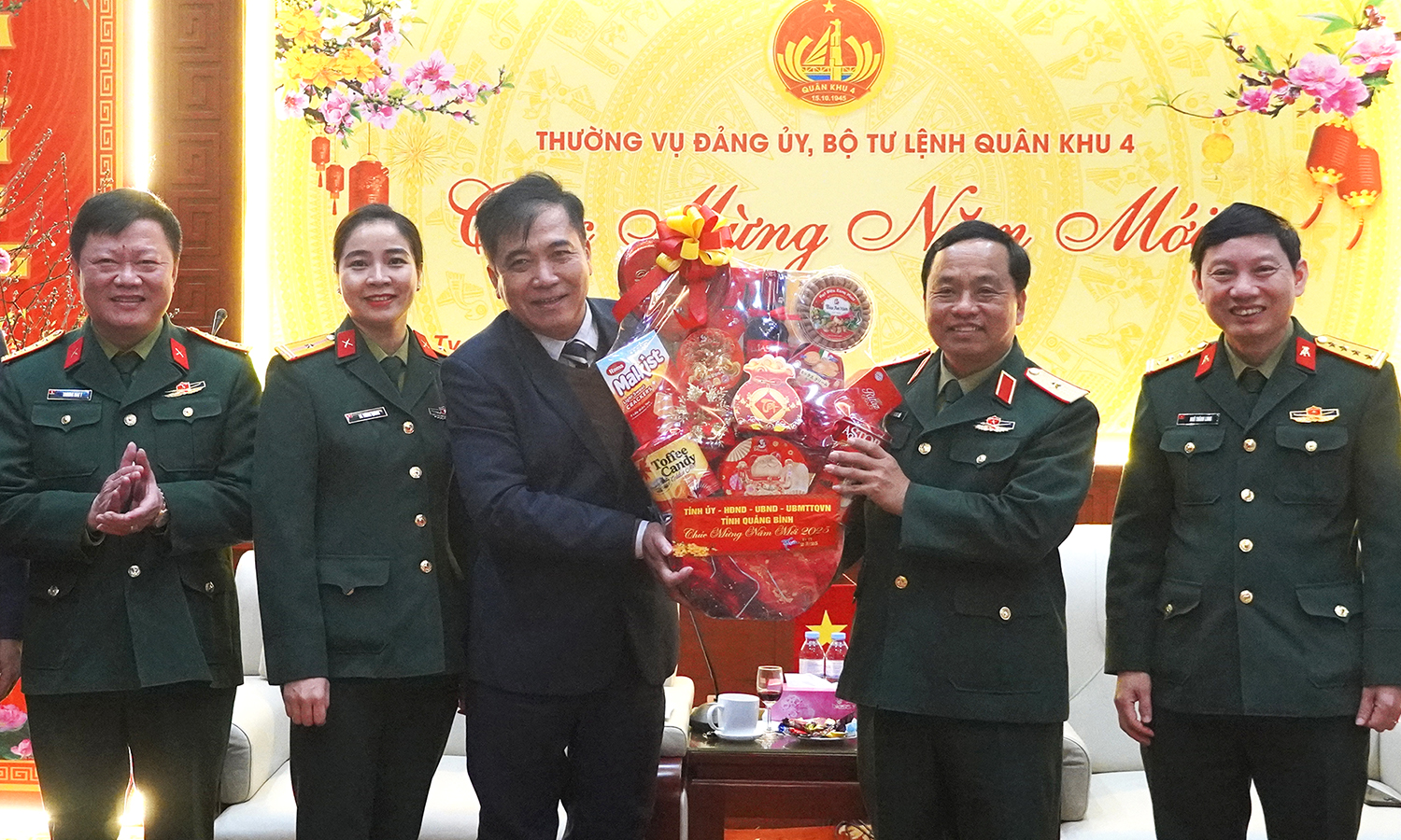 Đồng chí Phó Chủ tịch Thường trực UBND tỉnh thăm, chúc Tết Bộ Tư lệnh Quân khu 4