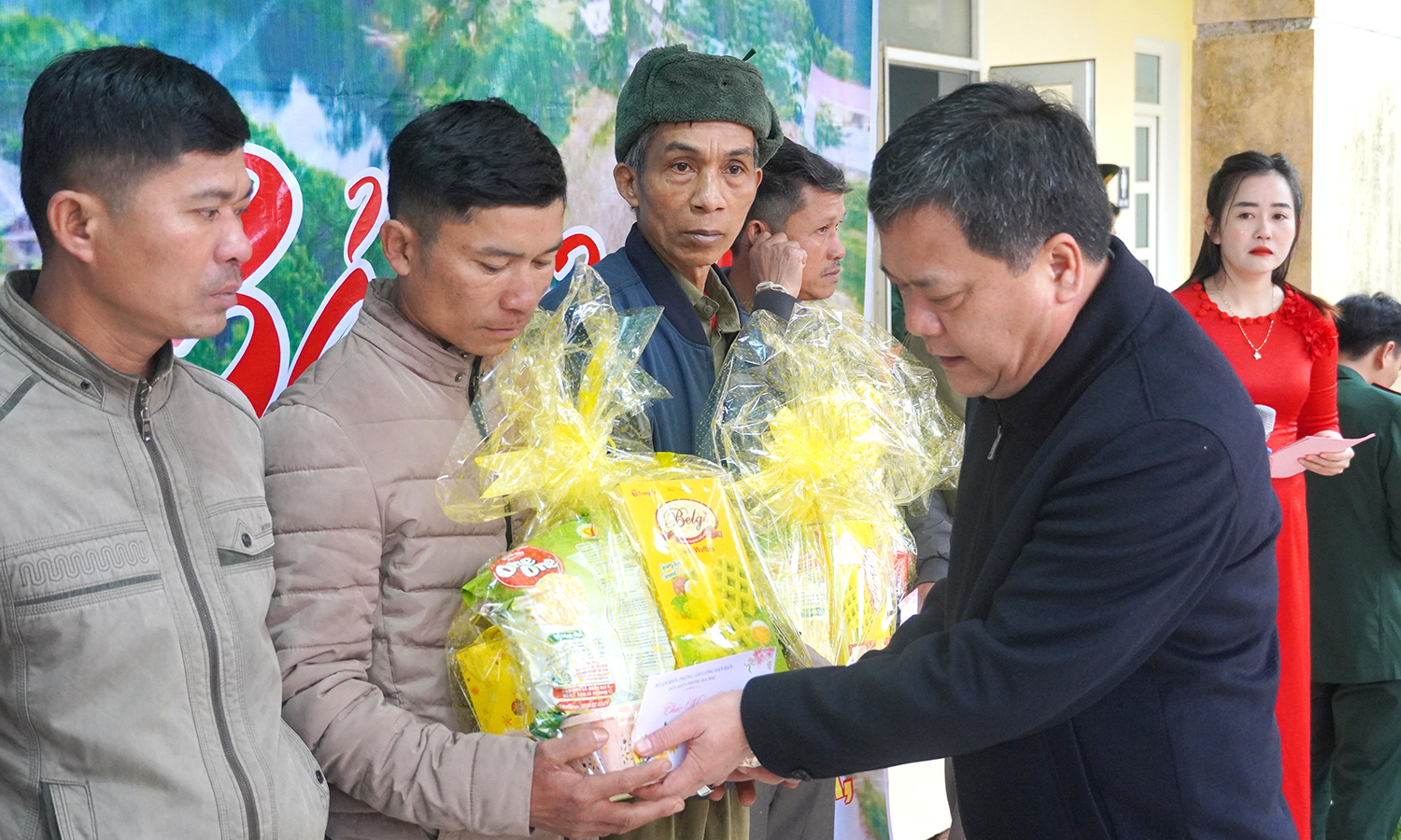 Đồng chí Chủ tịch UBND tỉnh thăm, tặng quà đồng bào dân tộc thiểu số