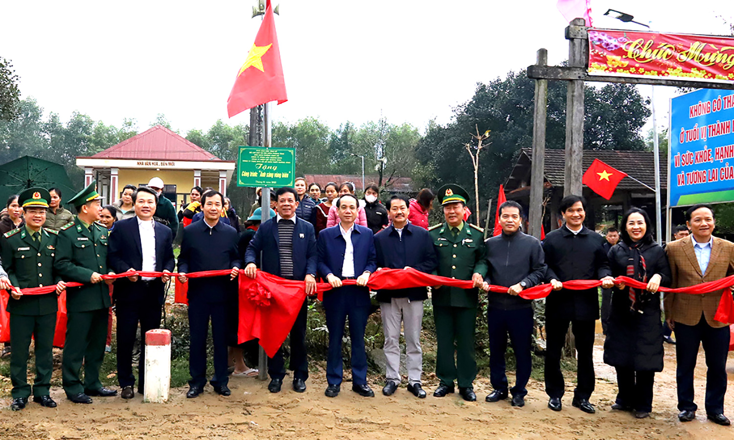 Khánh thành công trình điện chiếu sáng bản Mới