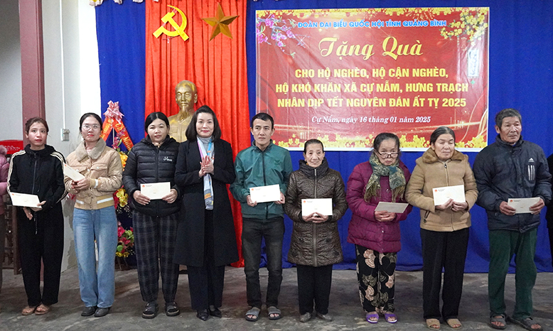 Đoàn ĐBQH tỉnh tặng quà cho bà con xã Cự Nẫm và xã Hưng Trạch