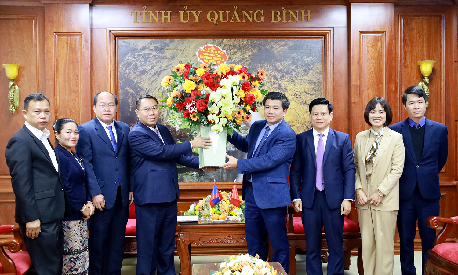 Đoàn đại biểu tỉnh Xay-sổm-bun thăm, chúc Tết tỉnh Quảng Bình