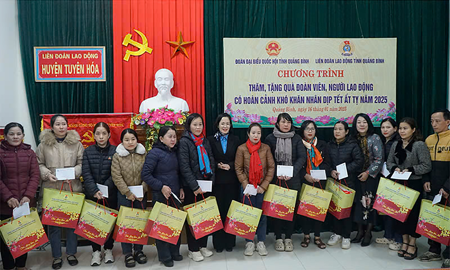 Liên đoàn Lao động tỉnh trao quà Tết cho đoàn viên, người lao động