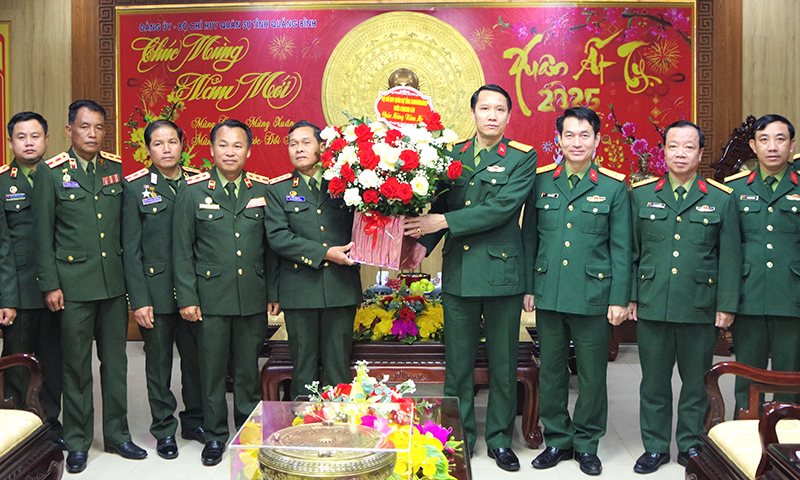 Đoàn đại biểu Bộ Chỉ huy Quân sự tỉnh Sạ-vẳn-na-khệt thăm, chúc Tết lực lượng vũ trang tỉnh Quảng Bình