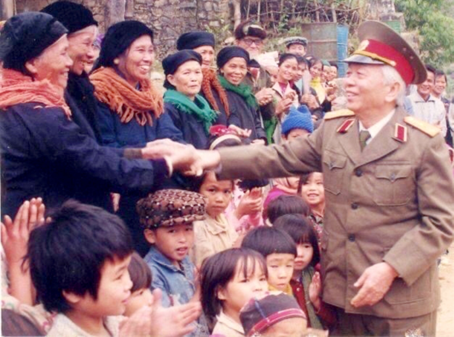 Cây kim giao Đại tướng Võ Nguyên Giáp trồng ở hang Cốc Bó
