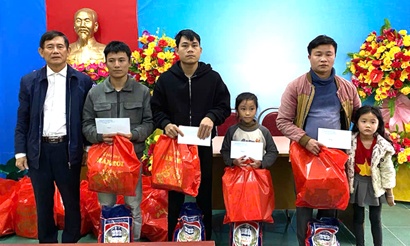 Trao quà Tết cho người khuyết tật và trẻ mồ côi