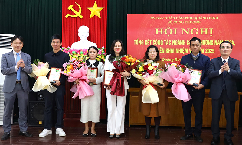 Trao giấy chứng nhận sản phẩm công nghiệp nông thôn tiêu biểu