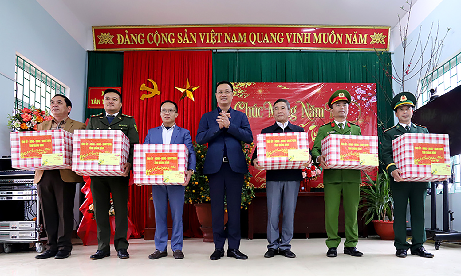 Đồng chí Bí thư Tỉnh ủy thăm, chúc Tết các đơn vị và gia đình chính sách tại xã Tân Trạch, Thượng Trạch