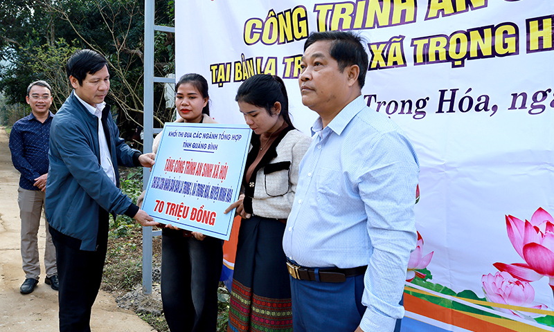 Khánh thành và bàn giao công trình an sinh xã hội tại bản La Trọng 1