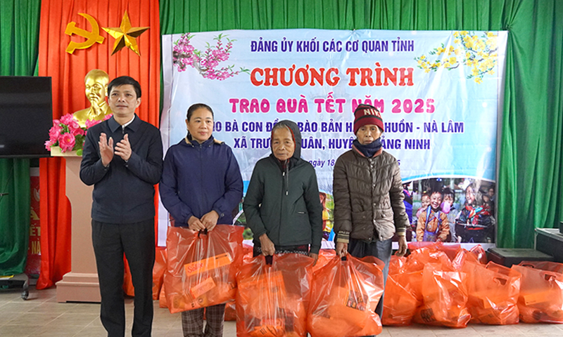 Thăm, tặng quà Tết cho đồng bào Bru-Vân Kiều ở bản Hang Chuồn-Nà Lâm