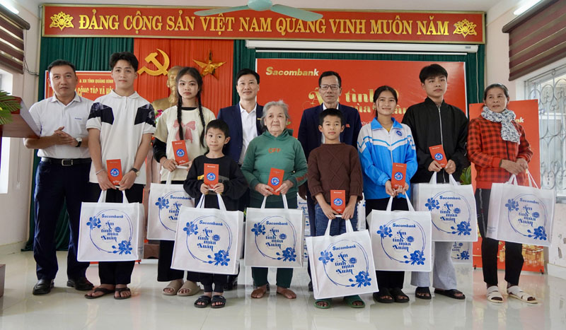 "Ấm tình mùa xuân"