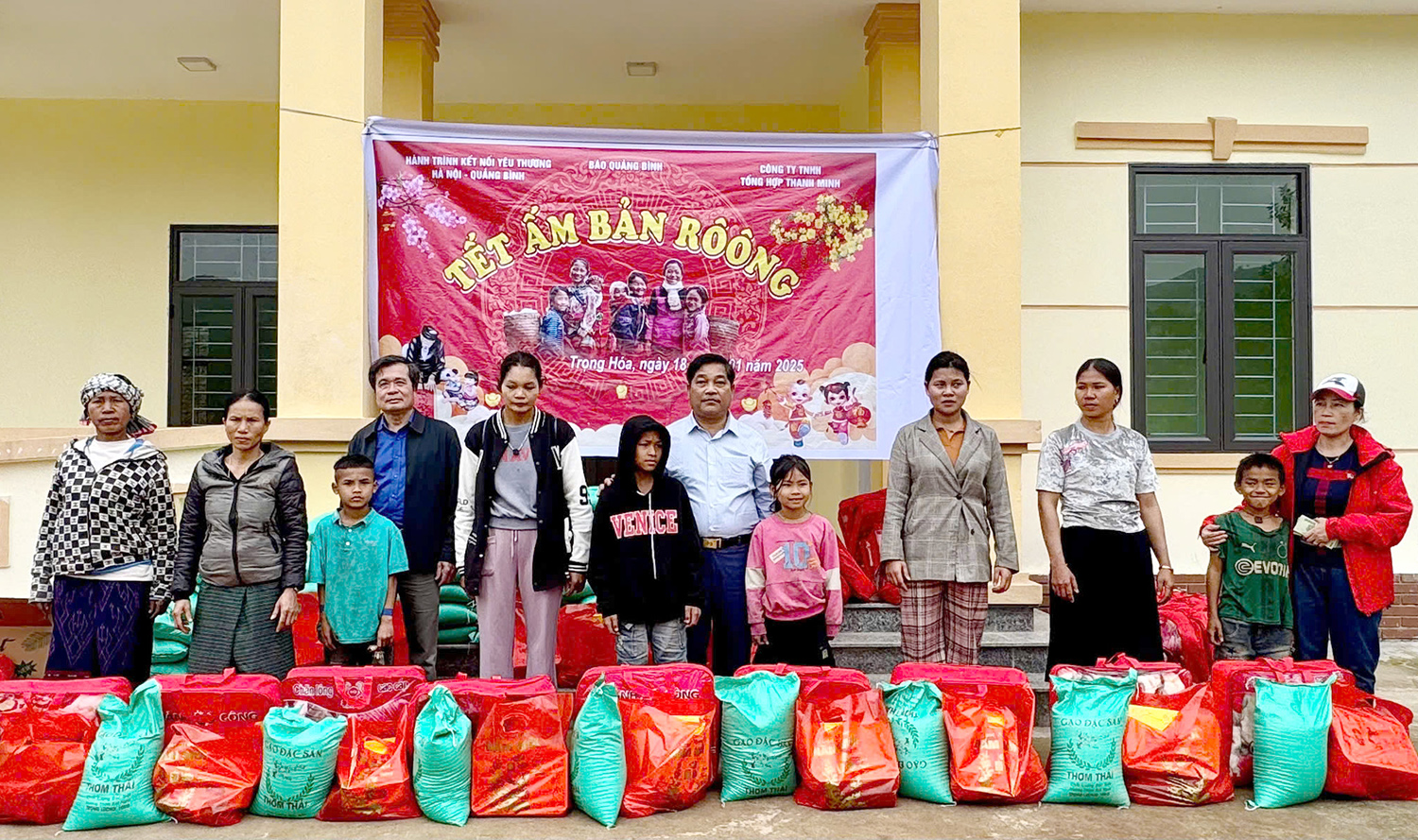 Trao quà Tết cho đồng bào bản Rôông