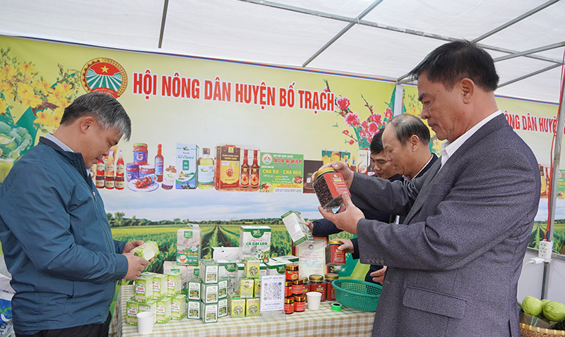 Bố Trạch: Khai mạc phiên chợ nông sản Xuân Ất Tỵ 2025