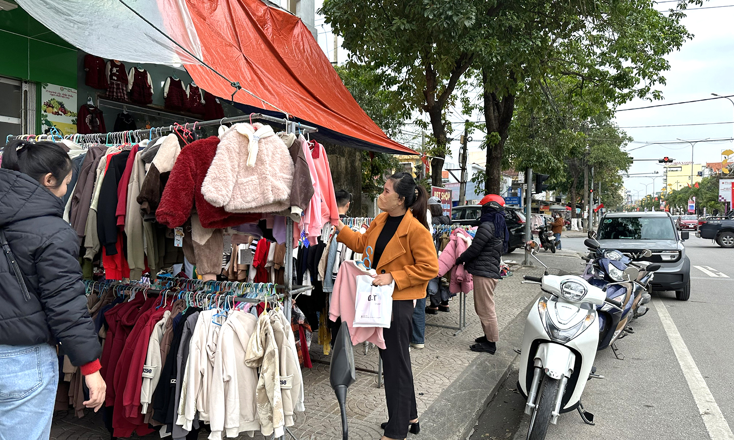 Chấn chỉnh tình trạng lấn chiếm vỉa hè dịp cuối năm