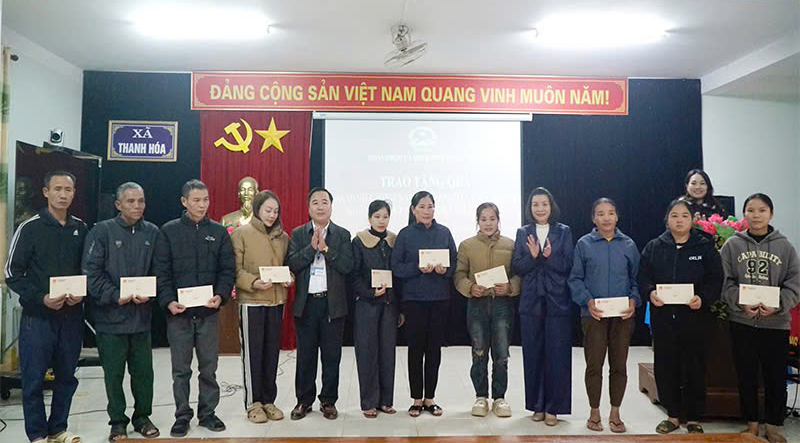 Đoàn đại biểu Quốc hội tỉnh thăm, tặng quà cho các gia đình chính sách