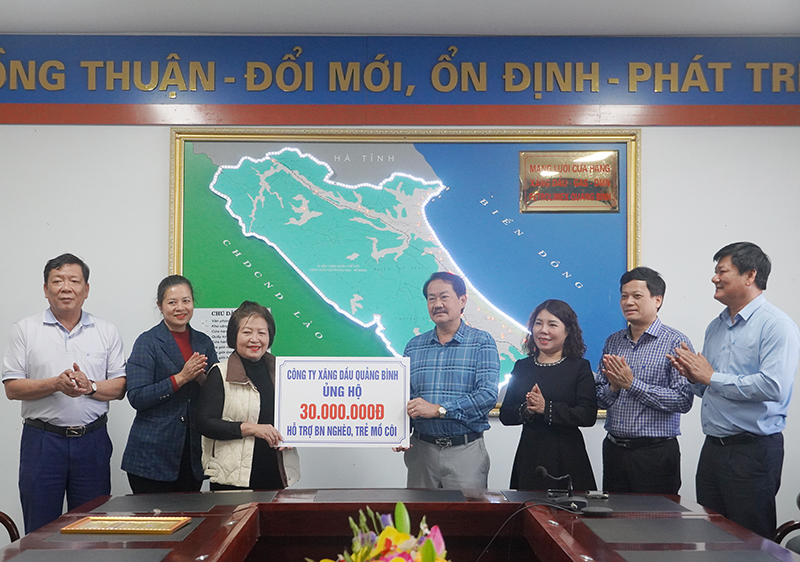 Trao quà Tết cho bệnh nhân nghèo và trẻ em có hoàn cảnh khó khăn