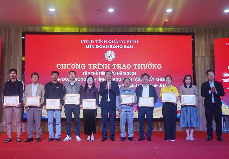 Liên đoàn Bóng bàn tỉnh đón nhận bằng khen của Chủ tịch UBND tỉnh