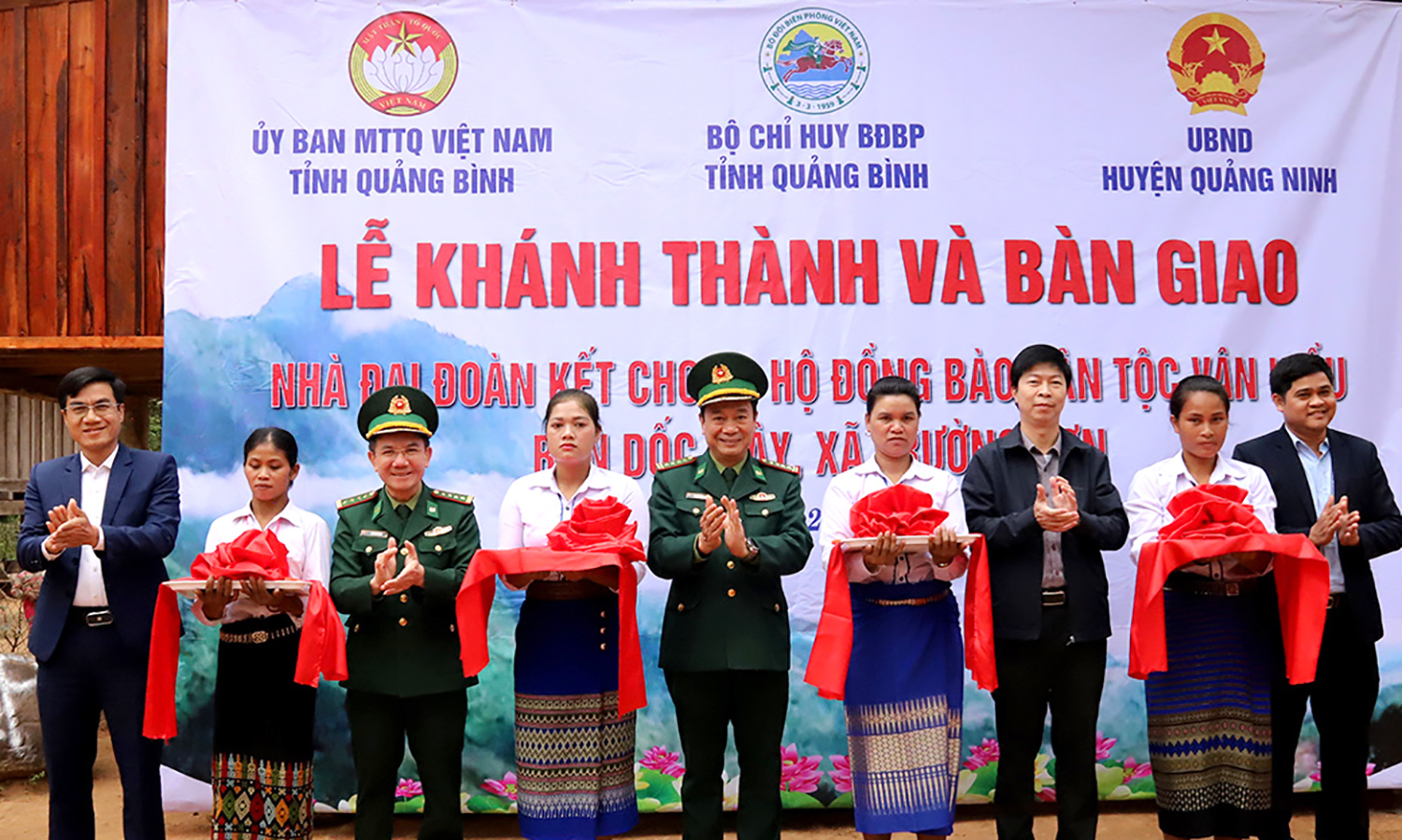 Khánh thành nhà "Đại đoàn kết" cho đồng bào Bru-Vân Kiều bản Dốc Mây
