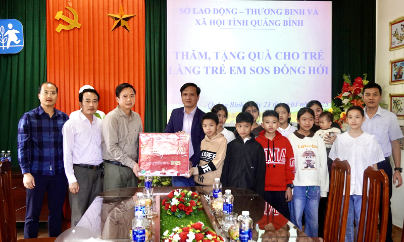 Thăm, tặng quà Làng Trẻ em SOS Đồng Hới