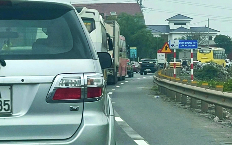 Quốc lộ 1 qua cầu Gianh ùn tắc hơn 2km