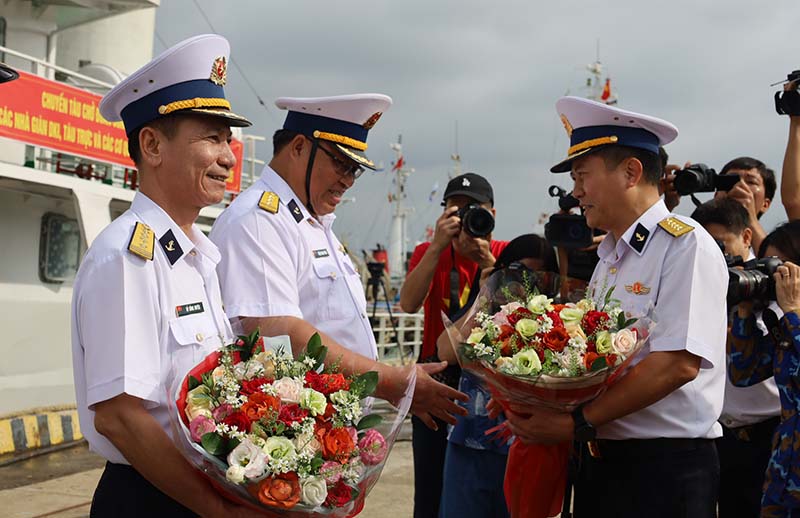 Thủ trưởng Bộ Tư lệnh Vùng 2 Hải quân tặng hoa cho đoàn công tác.