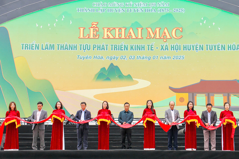 Các đại biểu cắt băng Khai mạc triển lãm thành tựu kinh tế-xã hội nhân kỷ niệm 150 năm thành lập huyện Tuyên Hóa.