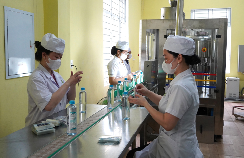 Quy trình khép kín sản xuất nước uống đóng chai của Trung tâm Ứng dụng và thống kê khoa học-công nghệ.