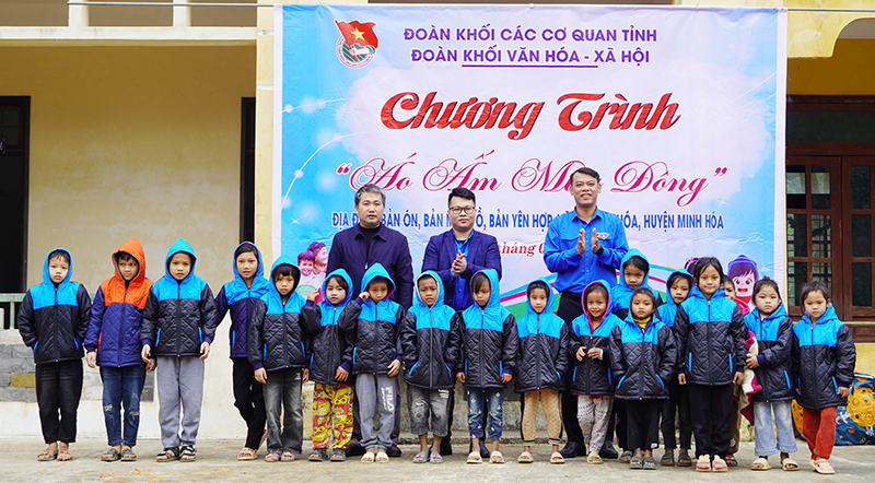 Đại diện lãnh đạo Đoàn Khối các cơ quan tỉnh tặng áo ấm cho các em học sinh xã Thượng Hóa (Minh Hóa).