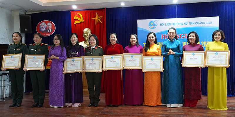  Đại diện lãnh đạo Hội LHPN tỉnh trao bằng khen của Hội LHPN tỉnh cho các tập thể.