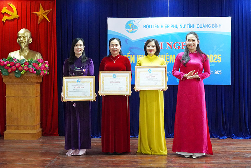Đại diện lãnh đạo Hội LHPN tỉnh trao bằng khen của Hội LHPN tỉnh cho các tập thể.