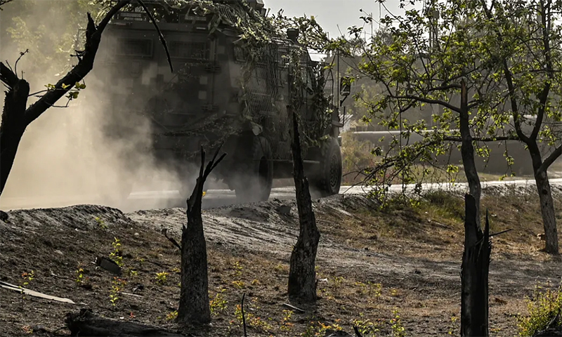 Xe bọc thép chở quân của Ukraine di chuyển trên con đường gần biên giới với Nga. Ảnh: Global Images Ukraine/Getty Images