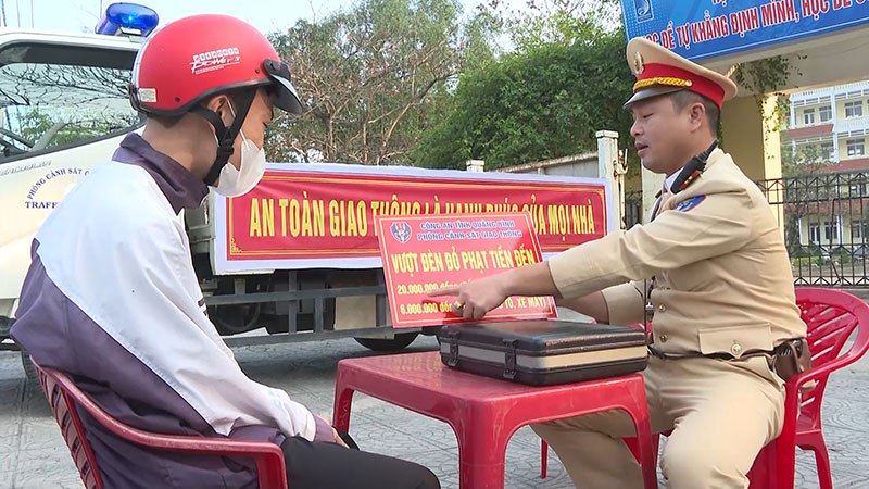 Lực lượng Cảnh sát giao thông, Công an tỉnh tuyên truyền, hướng dẫn người dân thực hiện Nghị định 168 của Chính phủ.