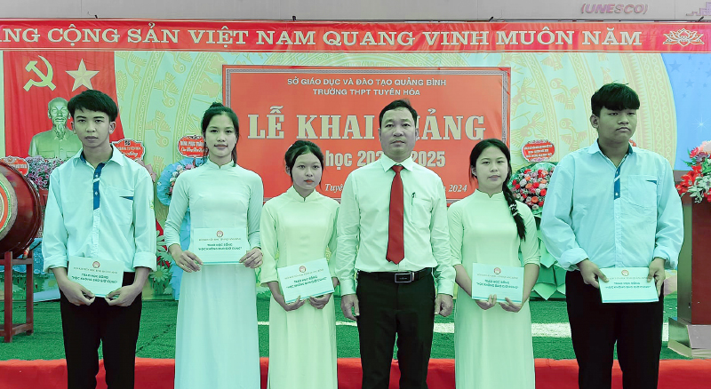 Trường THPT Tuyên Hóa tặng quà động viên học sinh nghèo, hoàn cảnh khó khăn.