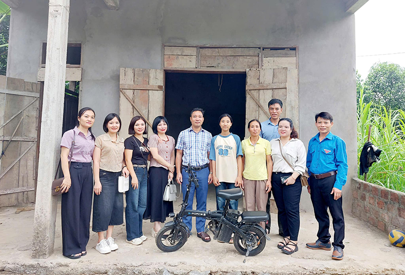 Trường THPT Tuyên Hóa tặng xe đạp cho học sinh có hoàn cảnh khó khăn.