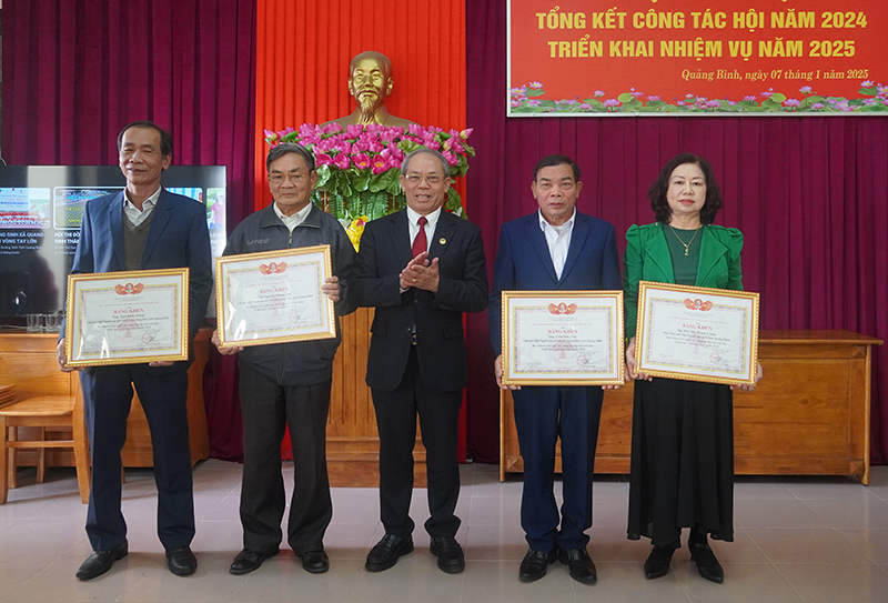 Trao bằng khen của Trung ương hội cho các cá nhân đạt thành tích xuất sắc trong phong trào thi đua “Tuổi cao-gương sáng” năm 2024.