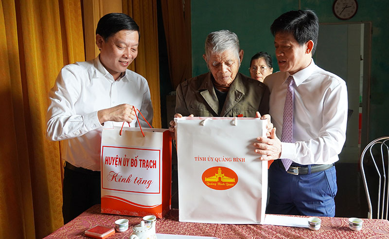 Đồng chí Chủ nhiệm UBKT Tỉnh ủy Lê Văn Bảo và đại diện lãnh đạo huyện Bố Trạch tặng quà cho đảng viên Phan Văn Soang (xã Hạ Mỹ).