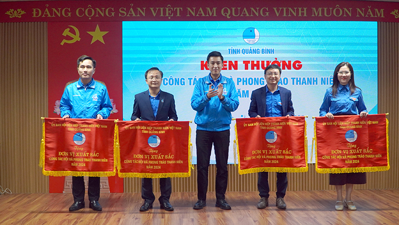 Đại diện lãnh đạo Hội LHTN tỉnh tặng Cờ đơn vị thi đua xuất sắc trong công tác Hội và phong trào thanh niên năm 2024 