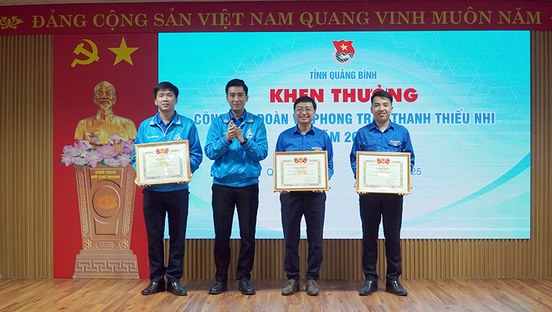 Đại diện lãnh đạo Tỉnh đoàn tặng Bằng khen cho 3 đơn vị xuất sắc trong công tác Đoàn và phong trào Thanh thiếu nhi năm 2024