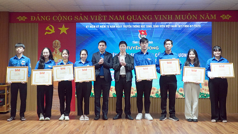 Đại diện lãnh đạo Tỉnh đoàn và đại biểu trao thưởng cho 19 học sinh đạt danh hiệu “Học sinh 3 tốt” cấp Trung ương.