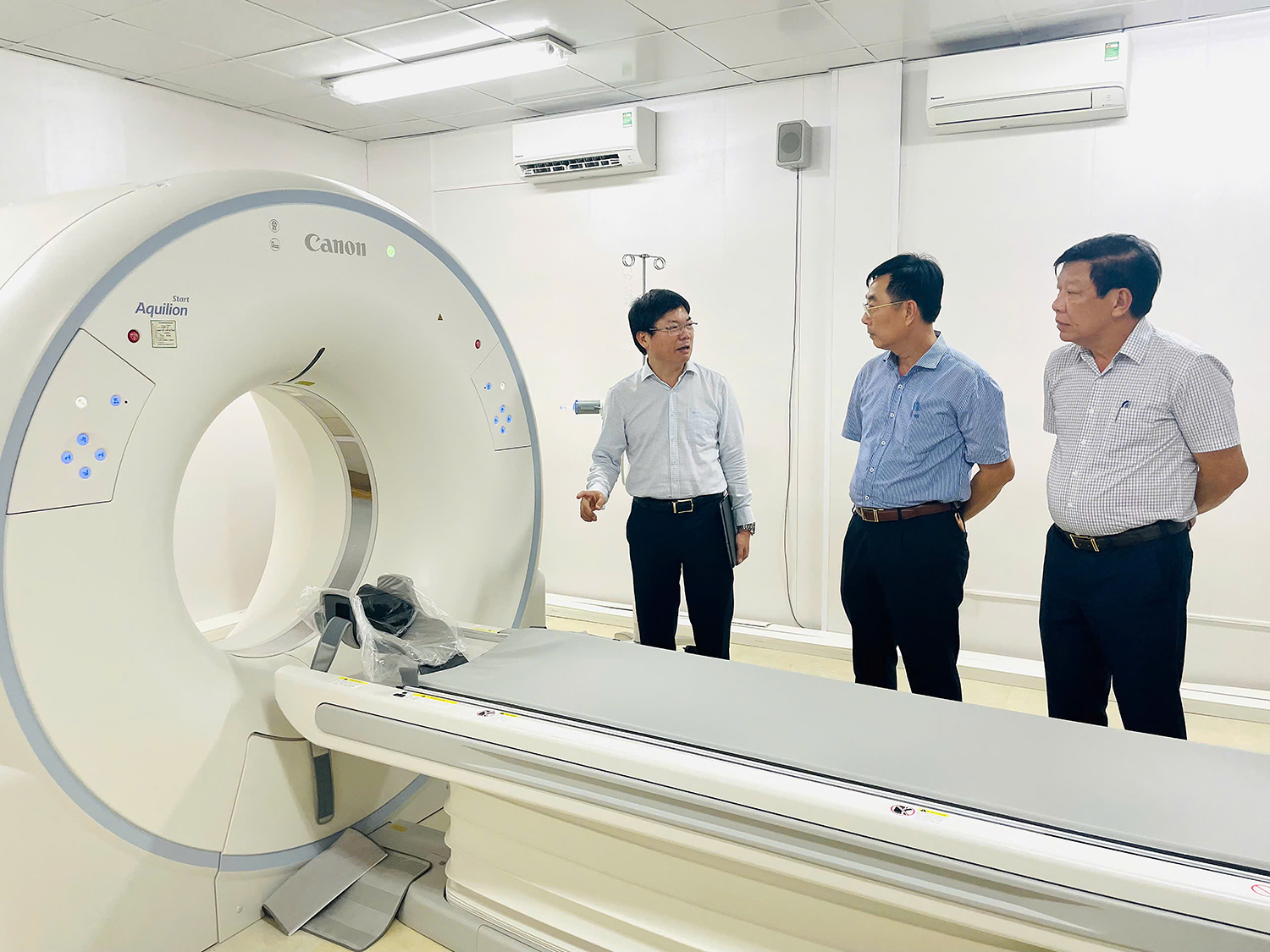 Lãnh đạo Sở Y tế và UBND huyện Quảng Ninh tham quan phòng chụp CT-Scanner chụp cắt lớp 32 lát cắt tại Bệnh viện đa khoa huyện Quảng Ninh.