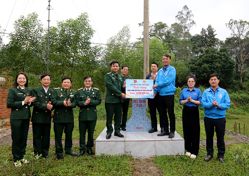 Tặng công trình thanh niên cho Đồn Biên phòng Làng Mô