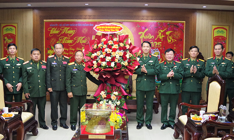 Lãnh đạo Bộ Chỉ huy Quân sự tỉnh Khăm Muồn tặng hoa chúc mừng năm mới lực lượng vũ trang tỉnh Quảng Bình.