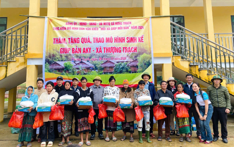 Mô hình “Mỗi xã giúp mỗi bản” được phát huy hiệu quả.